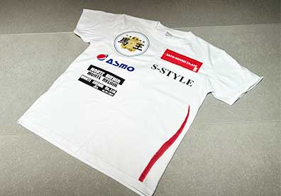 Japan Top Teamのスタッフ及びJTT CAFEスタッフの着用するTシャツにスポンサー表示 （Tシャツは広く販売予定）